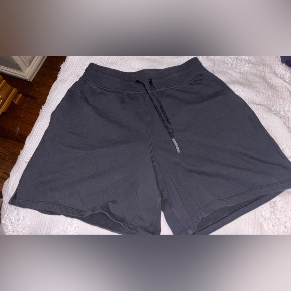 Women’s lululemon black scuba shorts size 10 - Picture 1 of 3